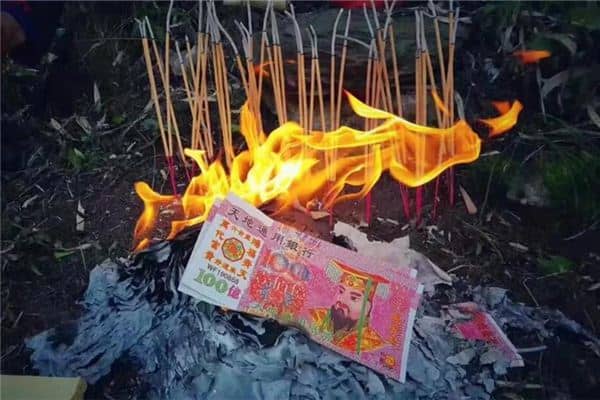 女人梦到钱被烧是什么意思