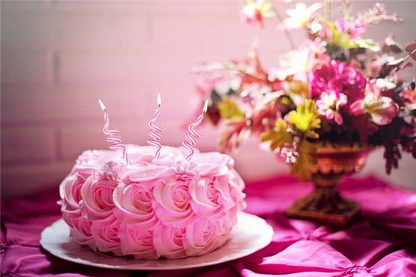 女人梦见生日蛋糕是什么意思