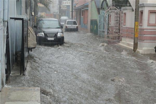 梦到大水漫路是什么意思