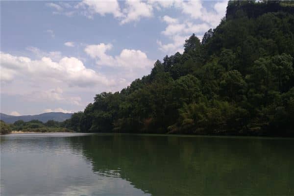 女人梦见青山绿水美景是什么意思
