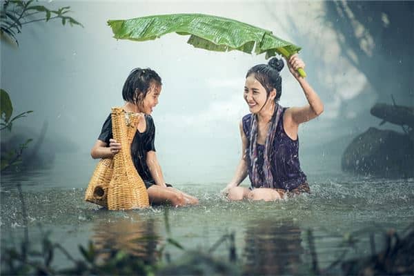 女人梦到下大雨是什么意思