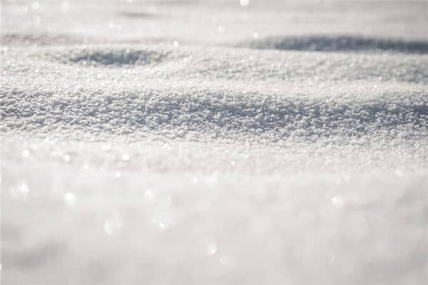 已婚女人梦见地上有雪是什么意思