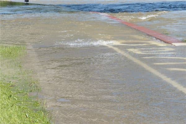 梦到水淹路面是什么意思