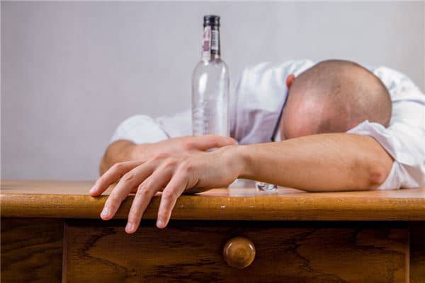 梦到耍酒疯预兆了什么吗