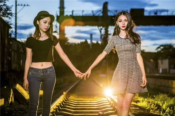 梦见俩个女人预示什么