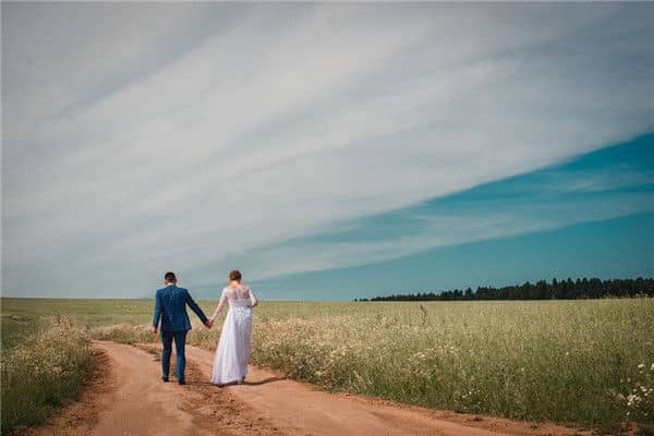梦见老婆外面有人是啥预兆