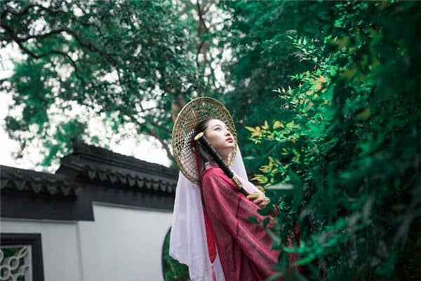 梦到了女人来我家是咋回事