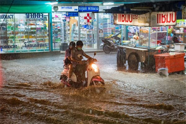 梦到下雨屋里进水是什么意思？
