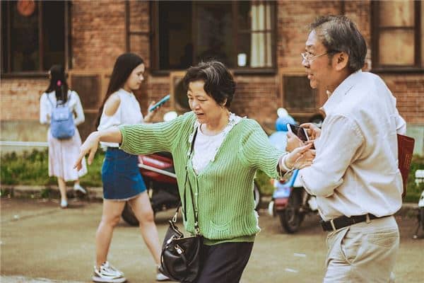 梦到了两女一男有什么征兆