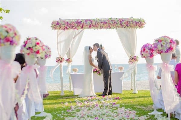 梦到老婆和别人结婚了啥意思