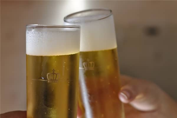 梦到了好多人给我敬酒有什么说法