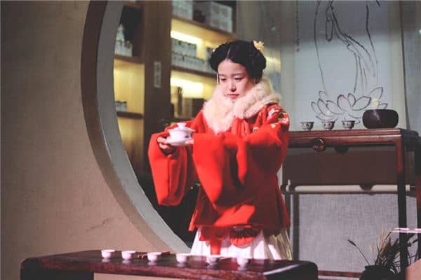 梦到了很多女人穿红衣代表什么