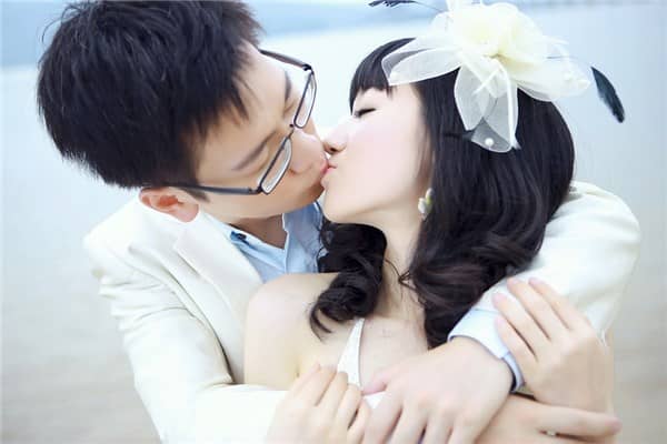 梦见男人接吻有何寓意