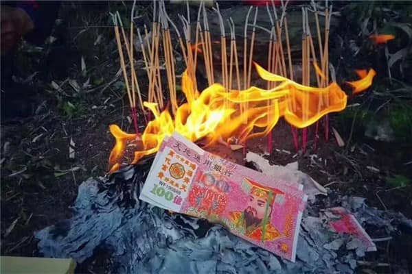 梦见自己烧纸钱有什么意思