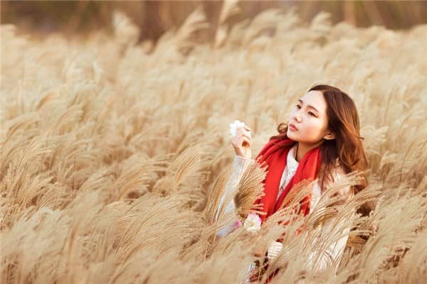 梦到女人来家是什么意思？
