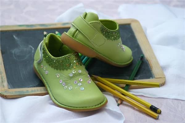 梦到小孩穿鞋代表着什么