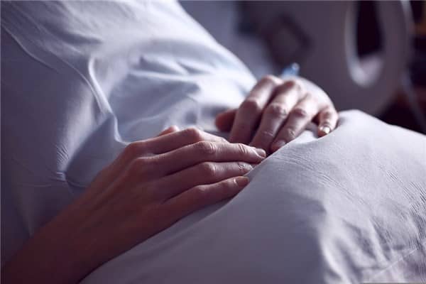 梦到人快要死了是什么意思