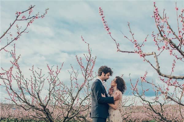 梦见搂女人有什么寓意吗？