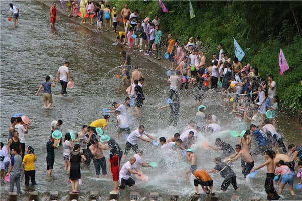 梦到了泼冷水什么寓意